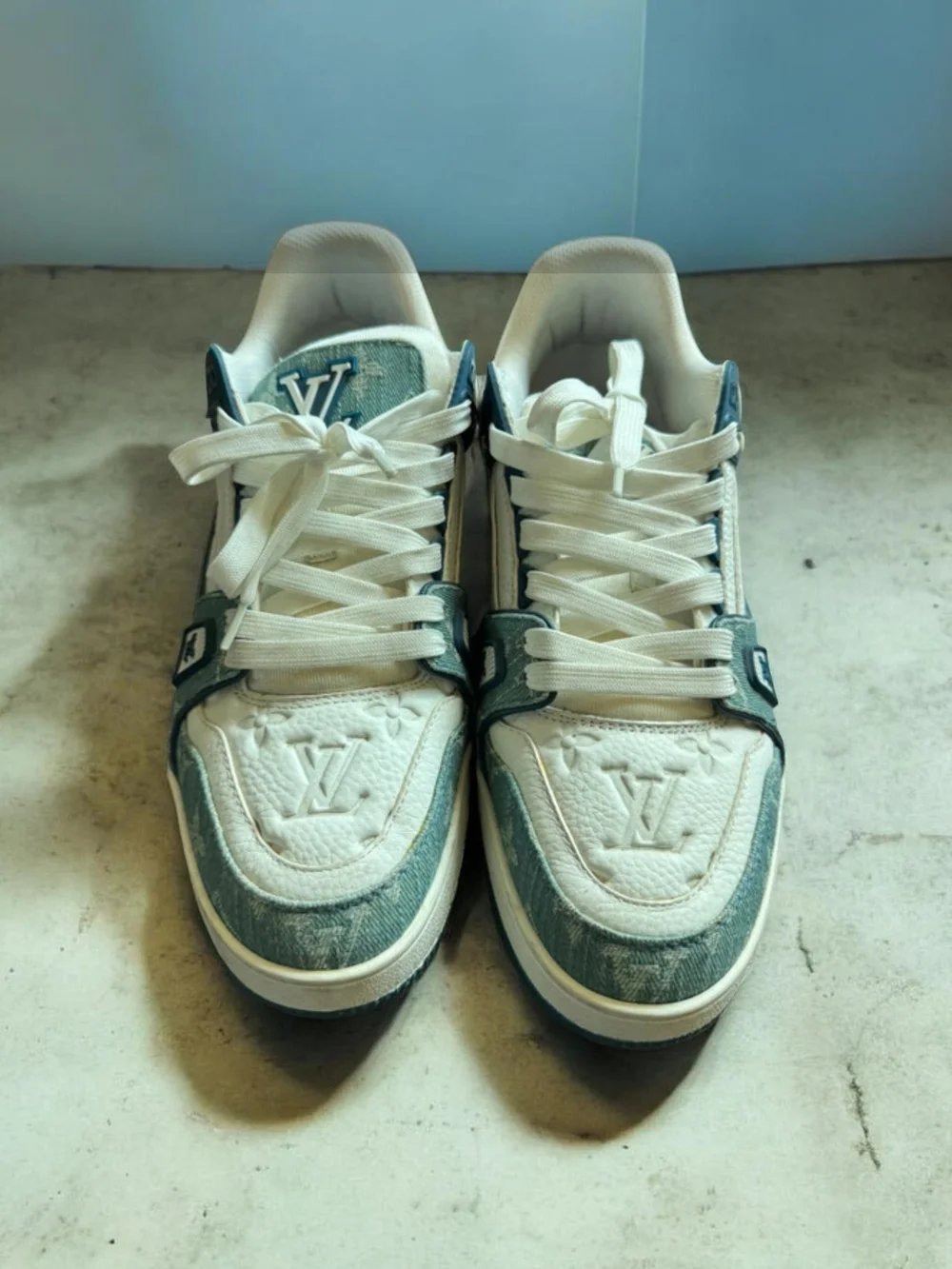 Louis Vuitton White and Teal Low-Top Sneakers Unisex W9 M8